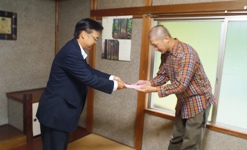 20121023寄付目録贈呈 大事に使わせていただきます