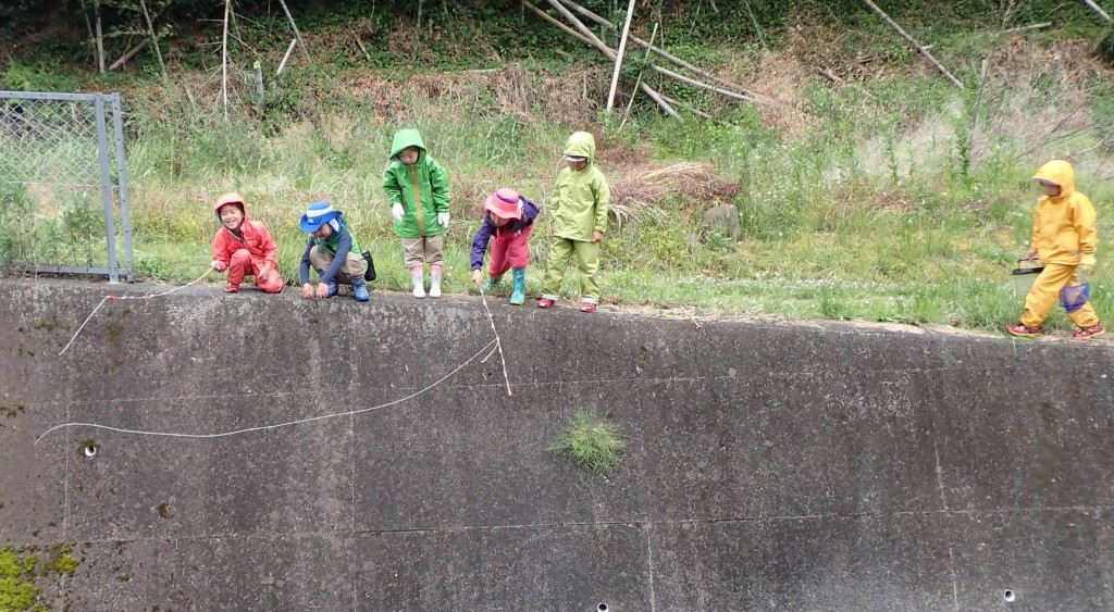 ⑦糸が短い！糸が長い方は壁にくっつく！